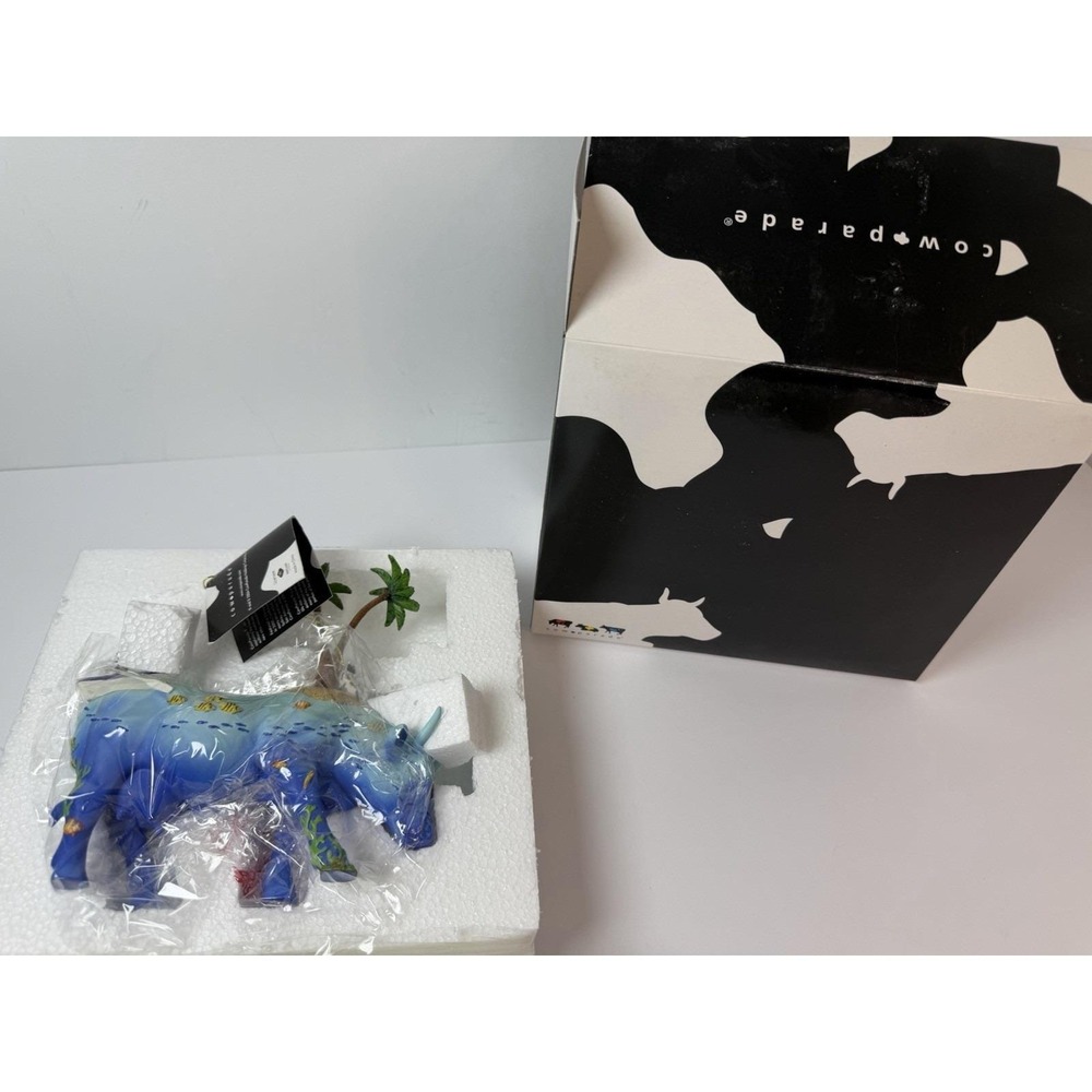Cow Parade #7707 No Cow is an Island 2004 Figurine Westland Giftware Box & Tag